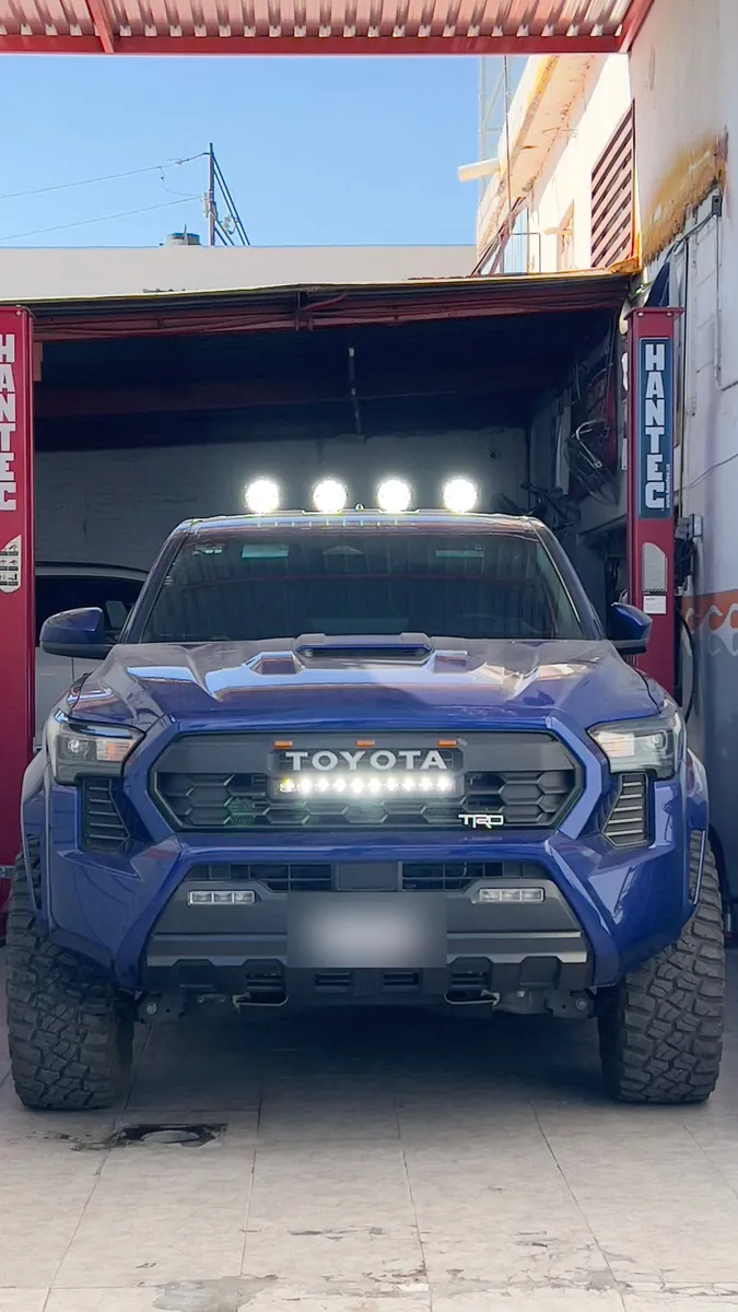 Toyota Tacoma TRD con barras LED auxiliares instaladas en el Taller Alvarado