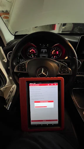 Escáner de diagnóstico computarizado conectado a un Mercedes-Benz en el Taller Alvarado