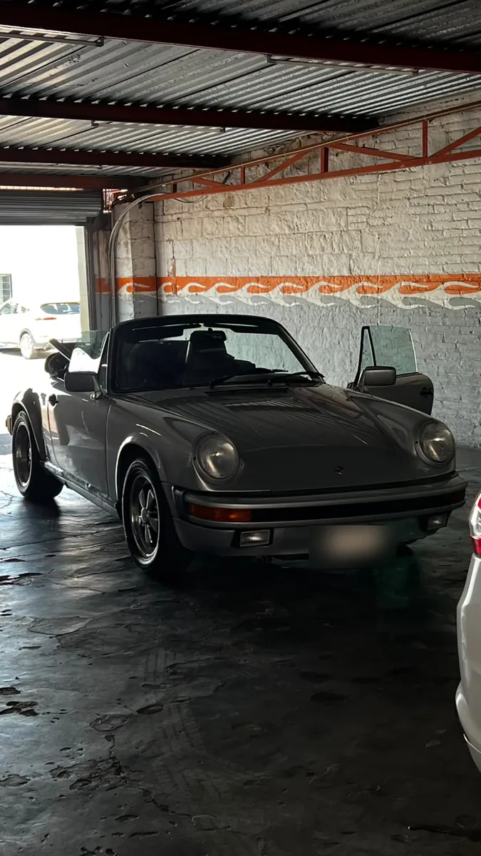 Porsche 911 cabrio gris en el Taller Alvarado durante la reparación de su alambrado