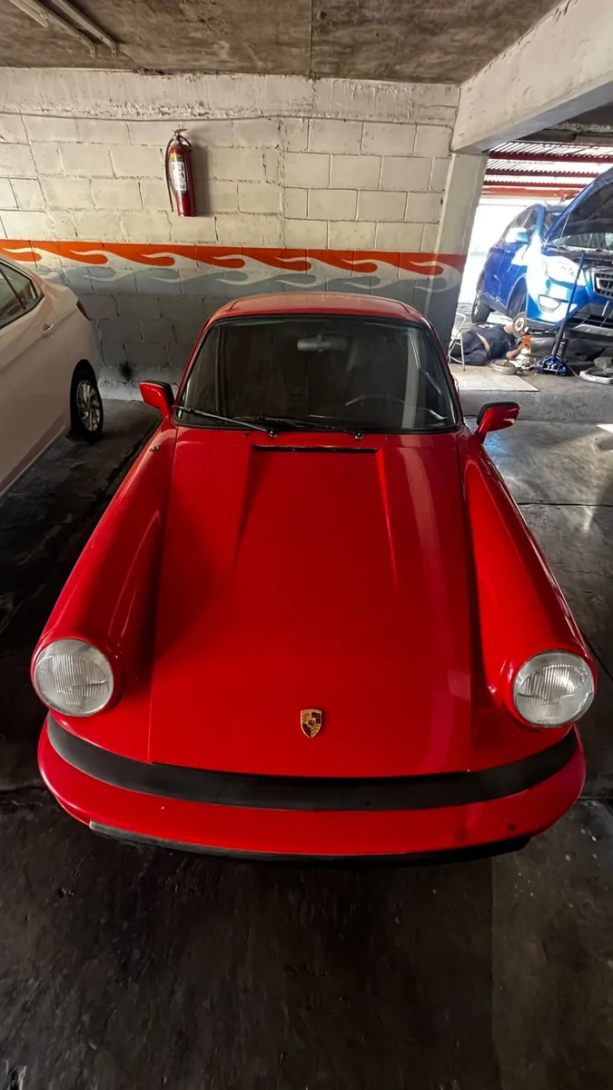 Porsche 911 rojo visto de frente en el Taller Alvarado, en revisión de sus módulos electrónicos